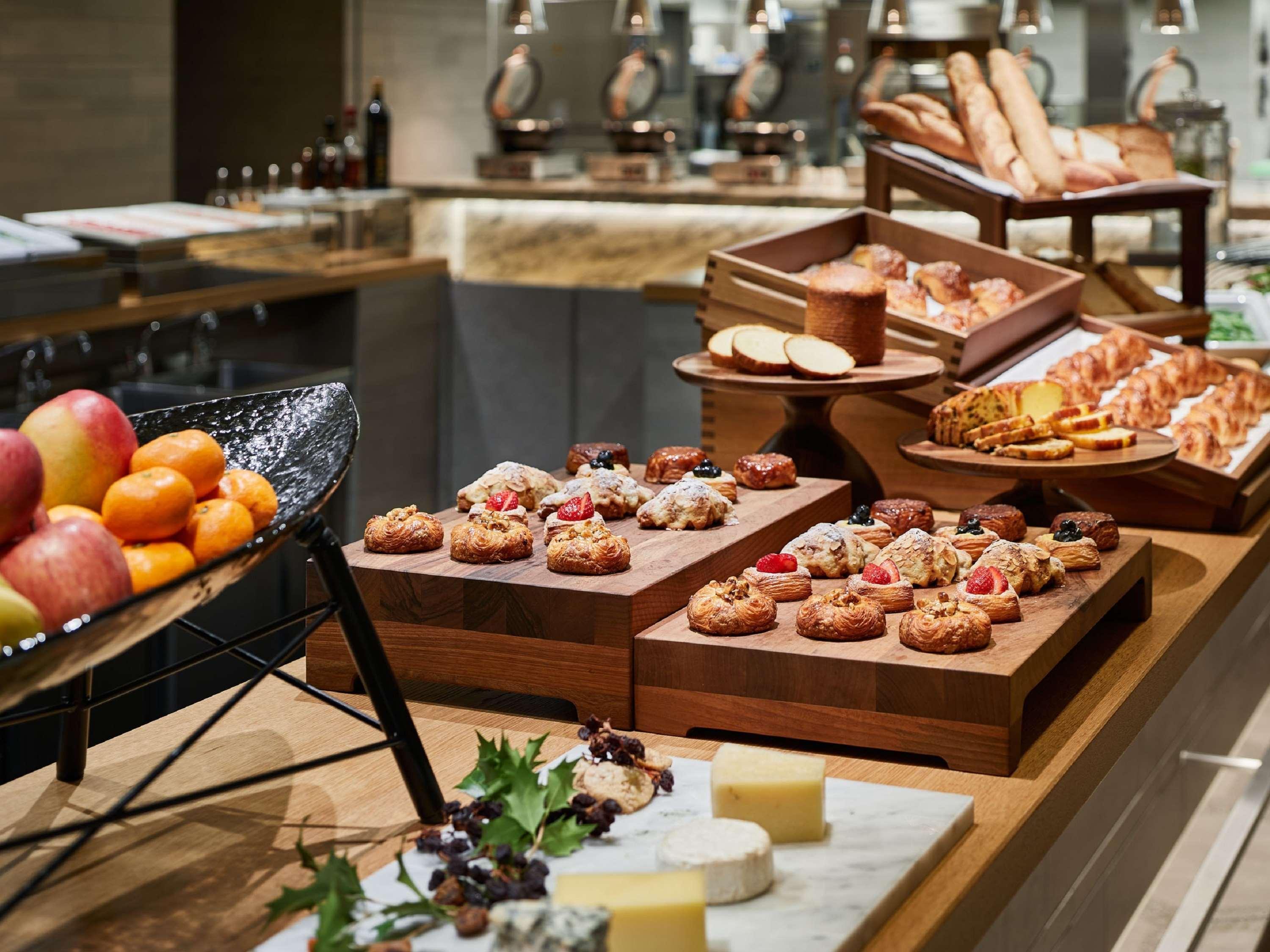 The Thousand Kyōto Exterior foto A buffet at a hotel