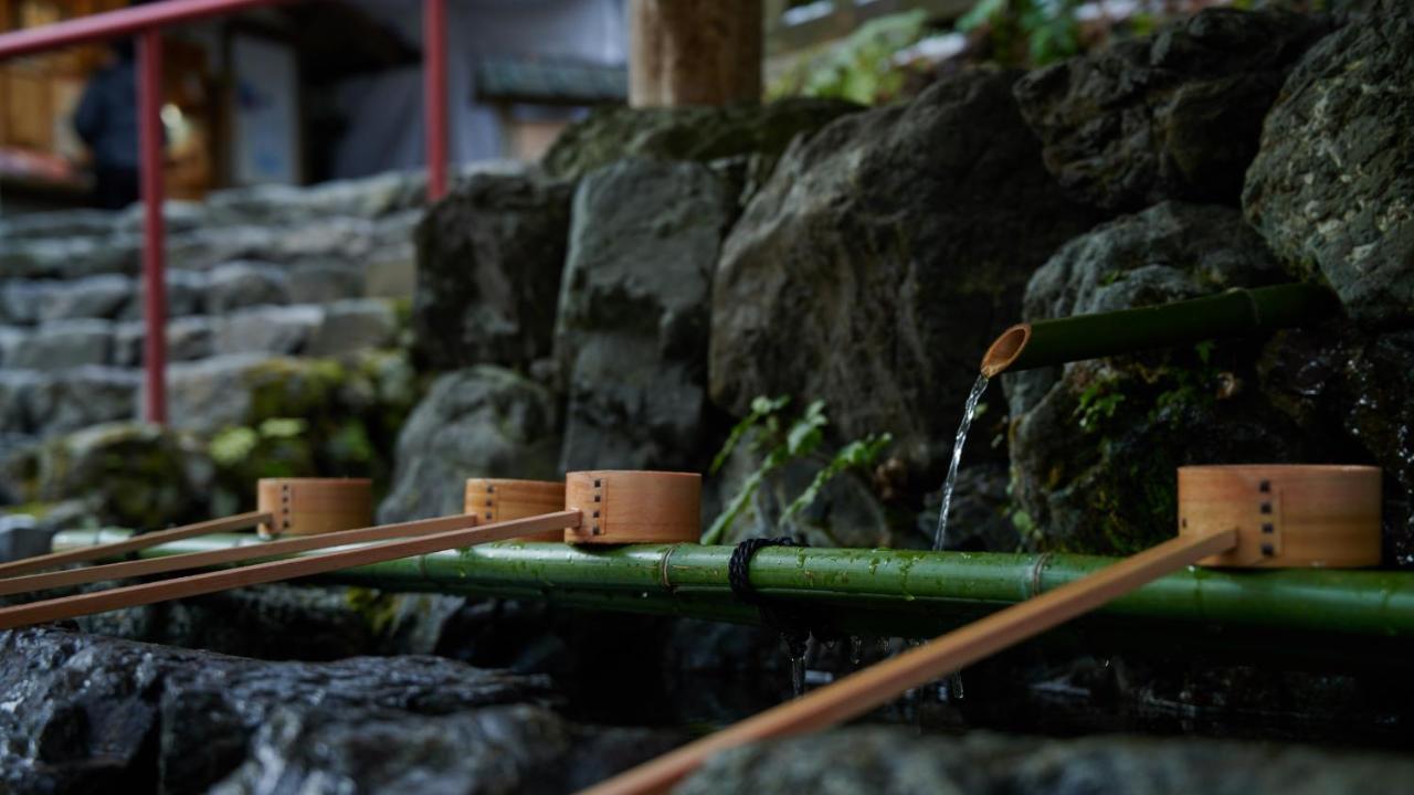 The Thousand Kyōto Exterior foto A tsukubai at a shrine